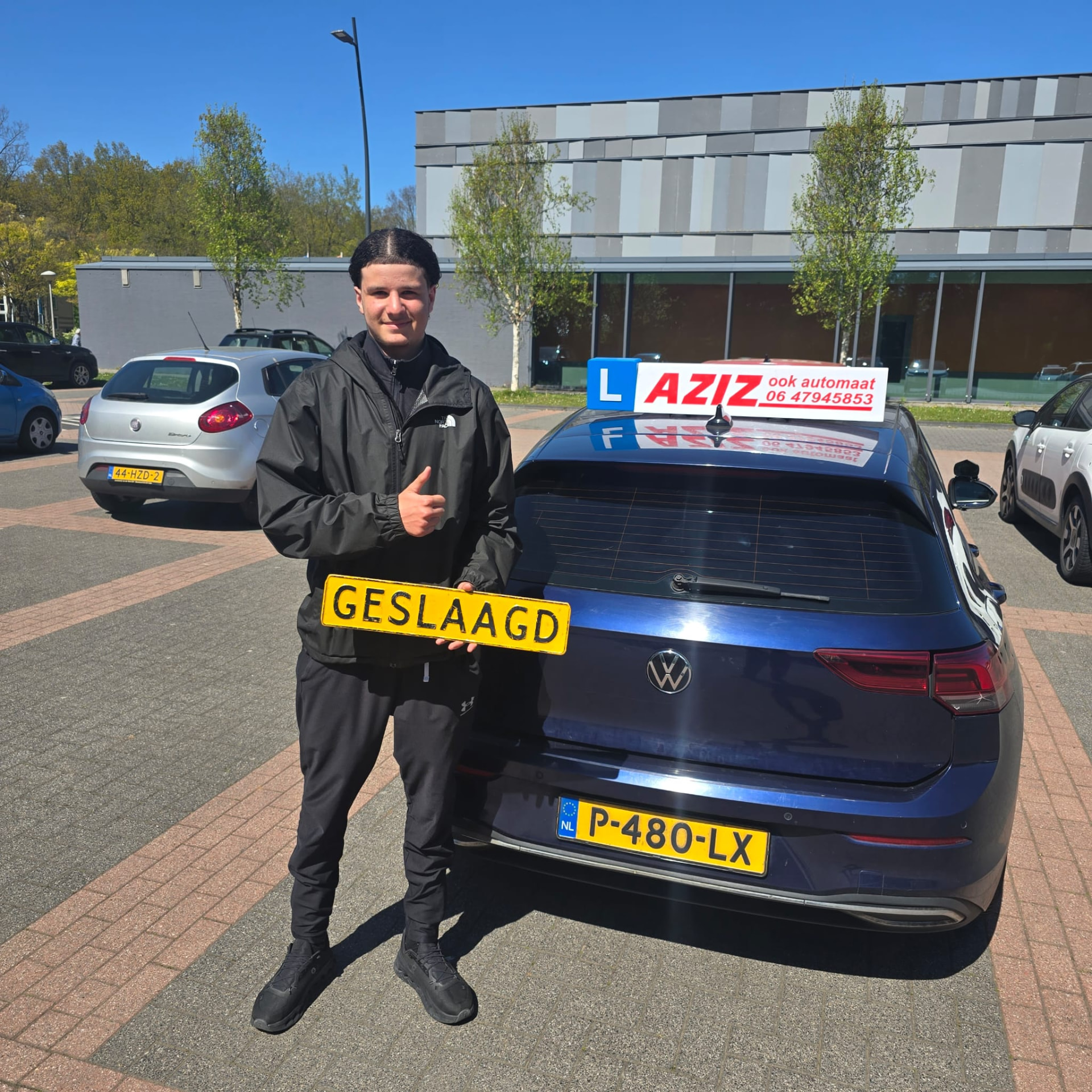 Geslaagde leerling met GESLAAGD-bord