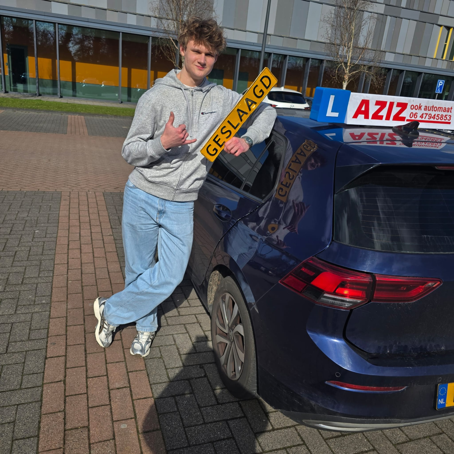 Geslaagde leerling met GESLAAGD-bord